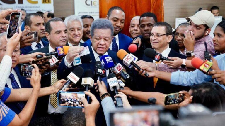 Video Leonel Fernández tilda de ilegal cobros a empleados públicos para fines políticos