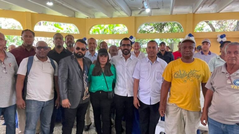 Doctor Luis Cruz Camacho reconoce el valor de los padres dominicanos con una gran celebración